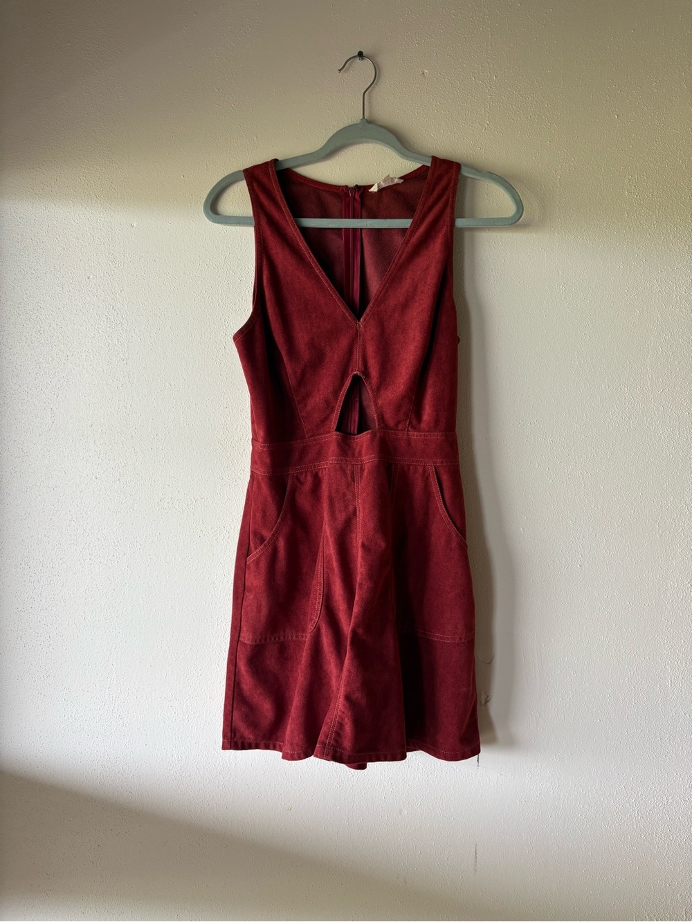 Women's Sleeveless V-Neck Rust Coloted  Dress with Cutout